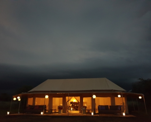 The Whisper Camp am Abend, Tansania