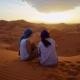 Paar in der Wüste Marokkos